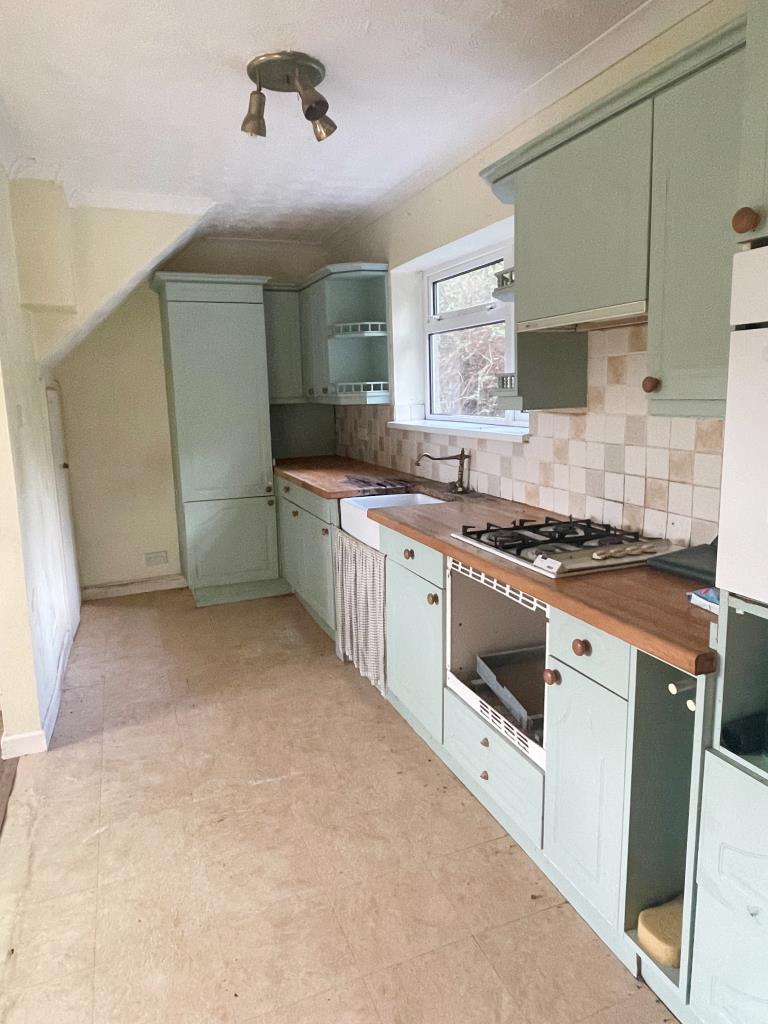 Lot: 114 - HOUSE FOR IMPROVEMENT WITH RURAL VIEWS -